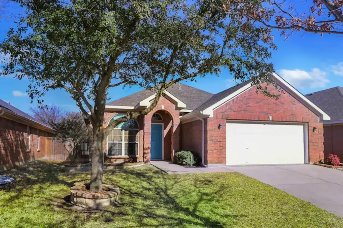 3 bedroom vacation rental in Mansfield TX - brick home with 2-car garage and tree-lined yard